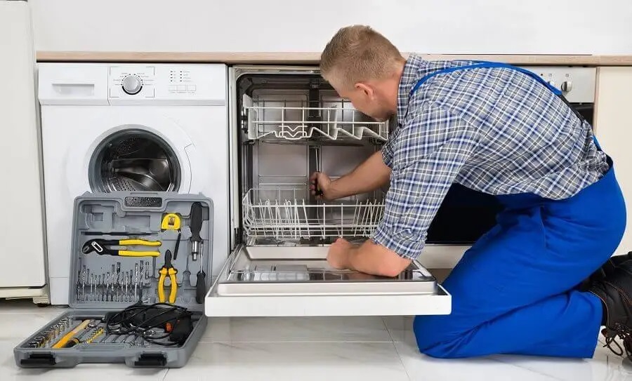 Foça İmmergas servisi teknisyen ekibi beyaz eşya tamiri yaparken
